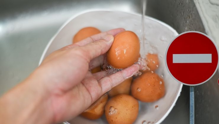 Lavare le uova prima di cucinarle? Non farlo