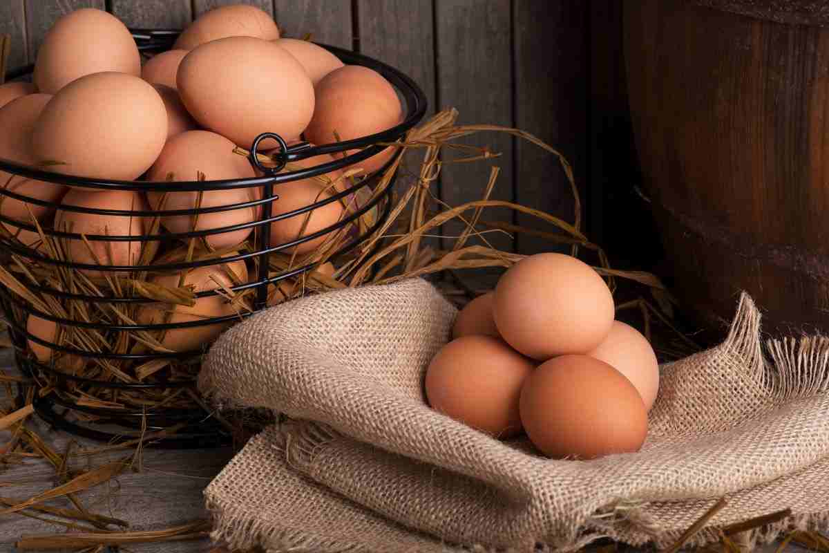 Non lavare le uova prima di cucinarle è pericoloso